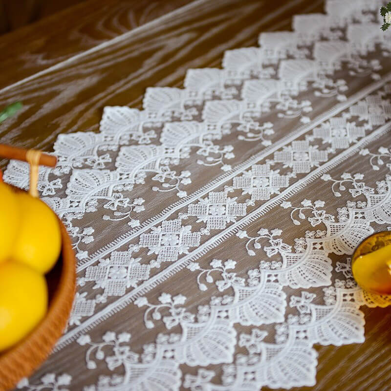 Chemin de table en macramé creux brodé Lighteme