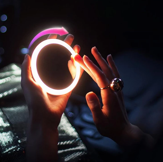 Lighteme Wireless Charging LED Cosmetic Mirror