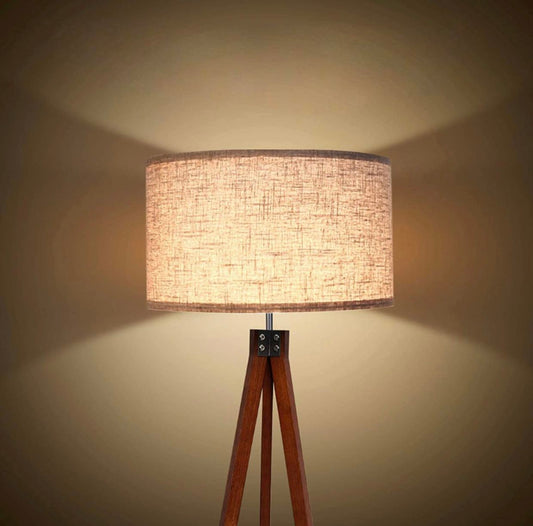 Lampadaire LED trépied moderne Lighteme – Luminaire moderne à intensité variable style milieu du siècle pour salons contemporains – Lampe sur pied haute avec pieds en bois massif