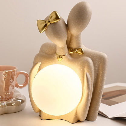 Couple Lighteme tenant des ornements de lampe de lune