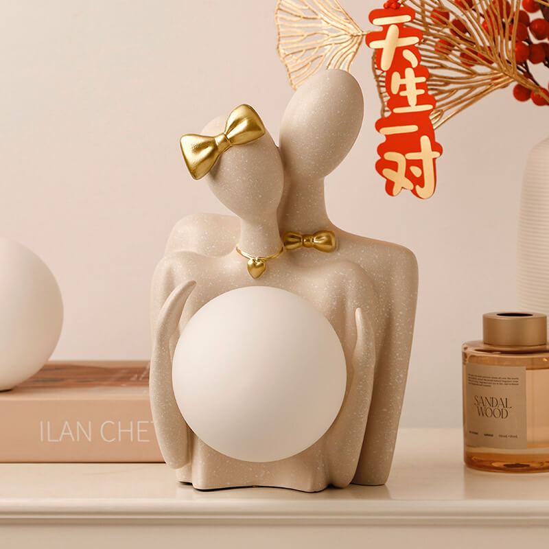 Couple Lighteme tenant des ornements de lampe de lune