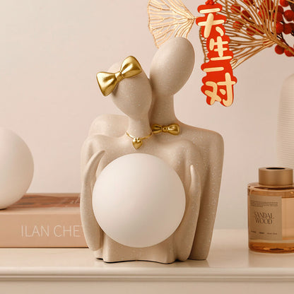 Couple Lighteme tenant des ornements de lampe de lune