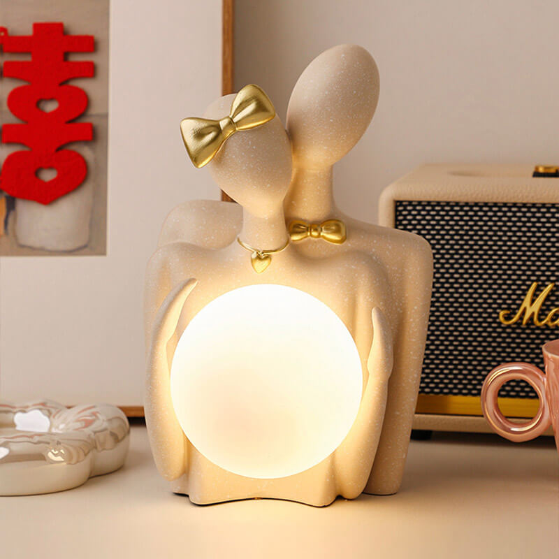 Couple Lighteme tenant des ornements de lampe de lune