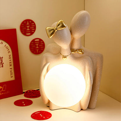 Couple Lighteme tenant des ornements de lampe de lune