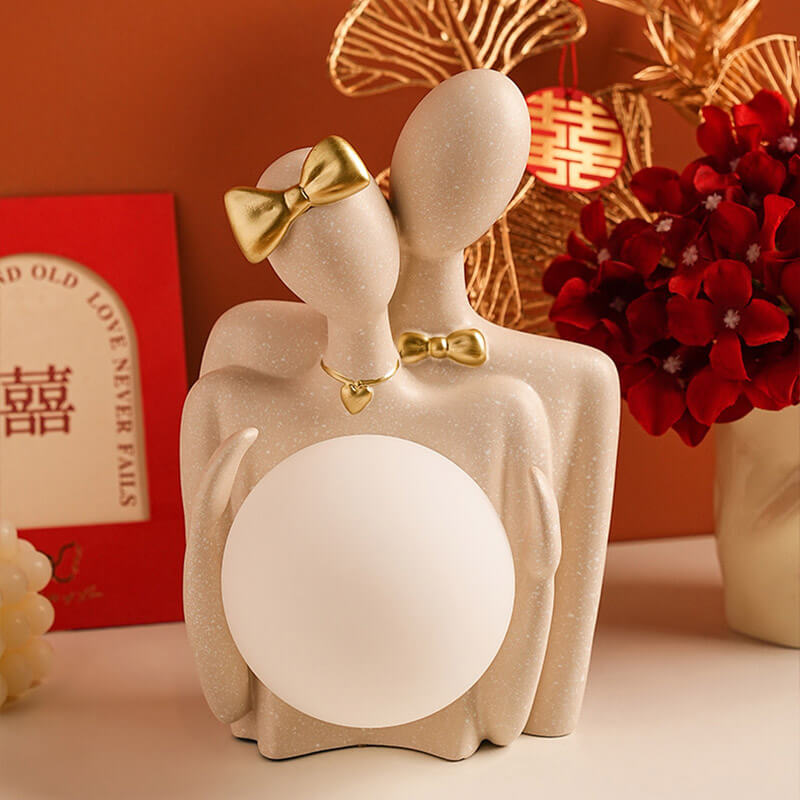 Couple Lighteme tenant des ornements de lampe de lune
