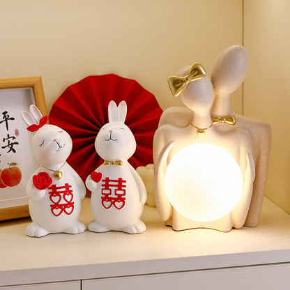 Couple Lighteme tenant des ornements de lampe de lune