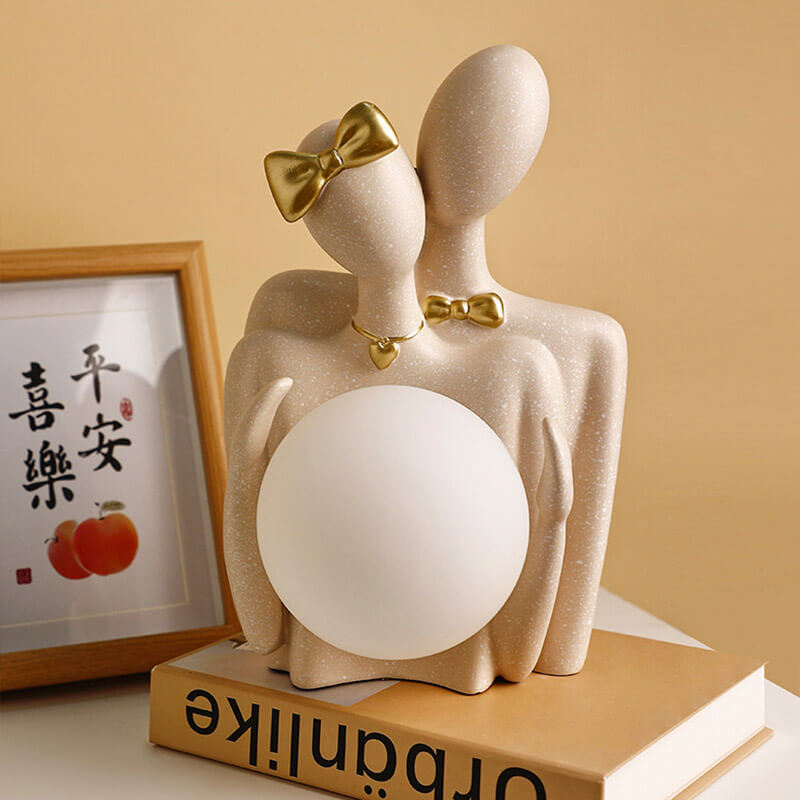 Couple Lighteme tenant des ornements de lampe de lune