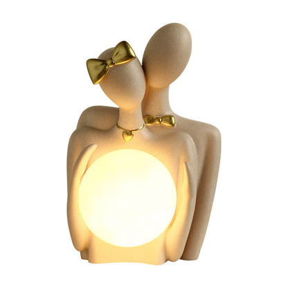 Couple Lighteme tenant des ornements de lampe de lune