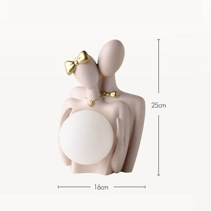 Couple Lighteme tenant des ornements de lampe de lune