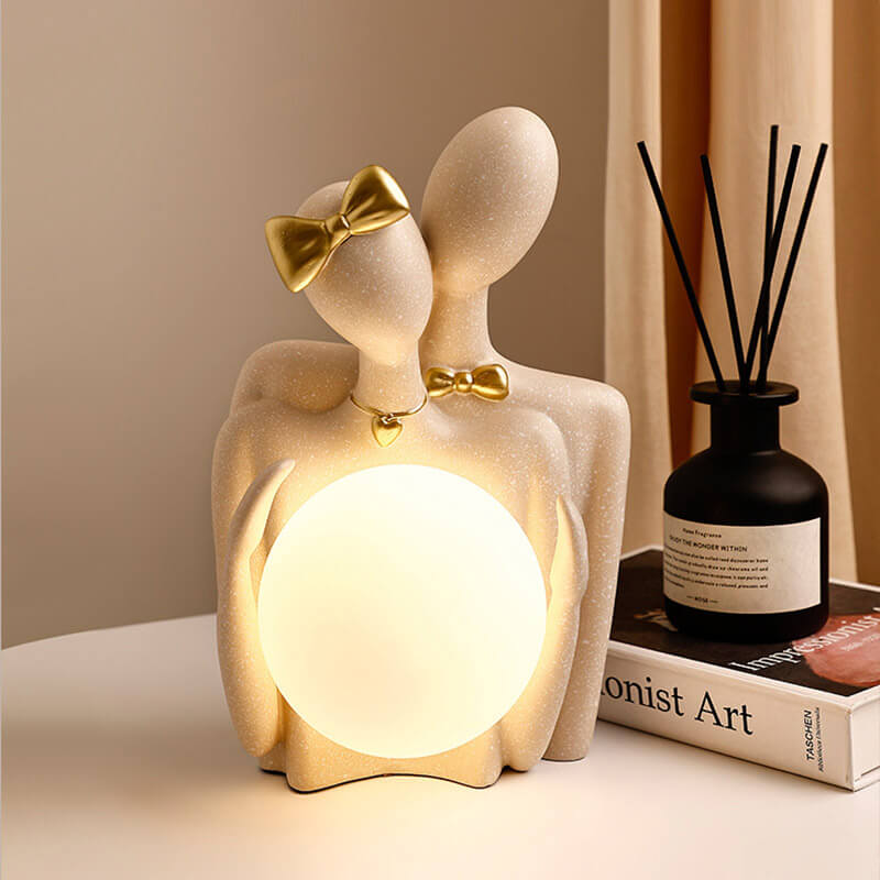 Couple Lighteme tenant des ornements de lampe de lune