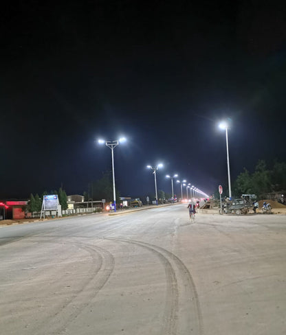 Lighteme 2400w Self Cleaning Solar Street Light Diecast Aluminum