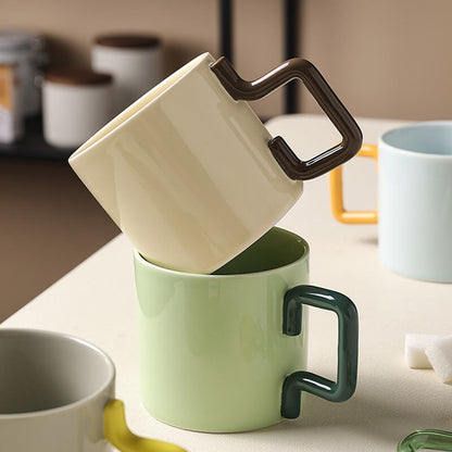 Tasse en céramique à anse géométrique Lighteme