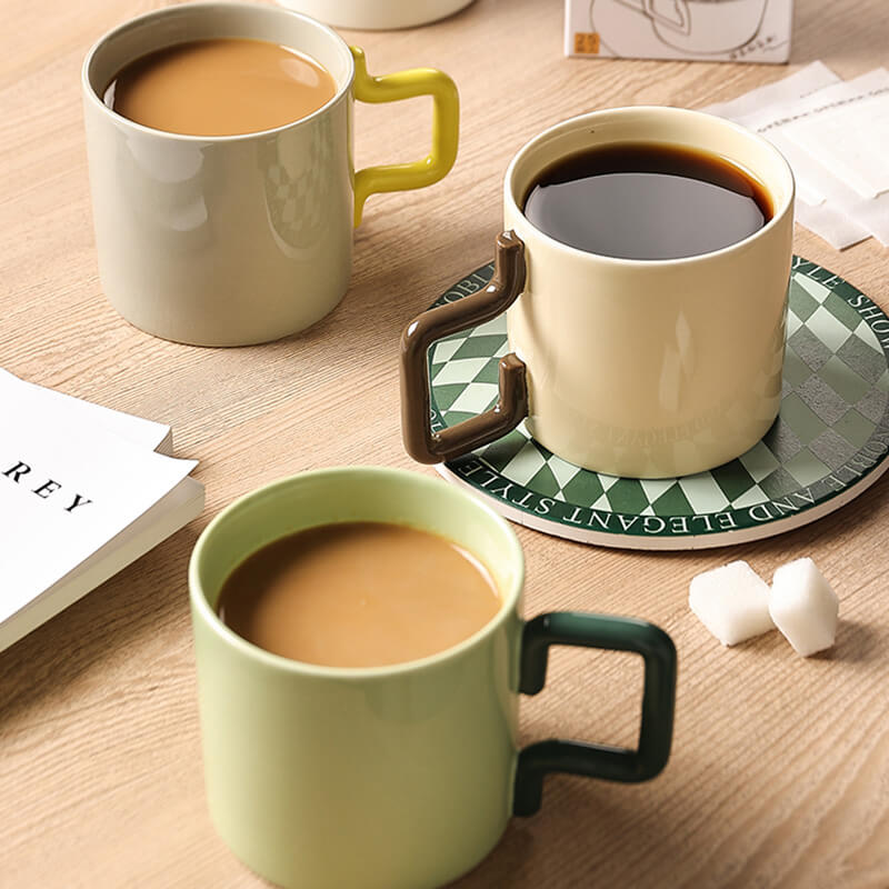 Tasse en céramique à anse géométrique Lighteme