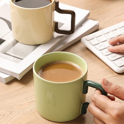 Tasse en céramique à anse géométrique Lighteme