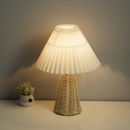 Lampe de table plissée en rotin Lighteme
