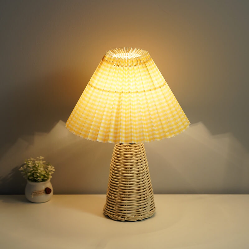 Lampe de table plissée en rotin Lighteme