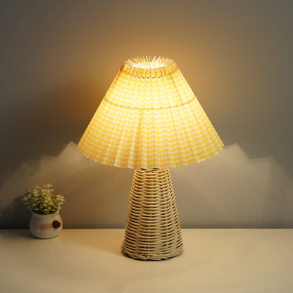 Lampe de table plissée en rotin Lighteme