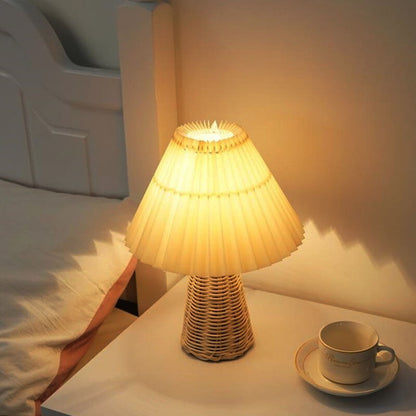 Lampe de table plissée en rotin Lighteme