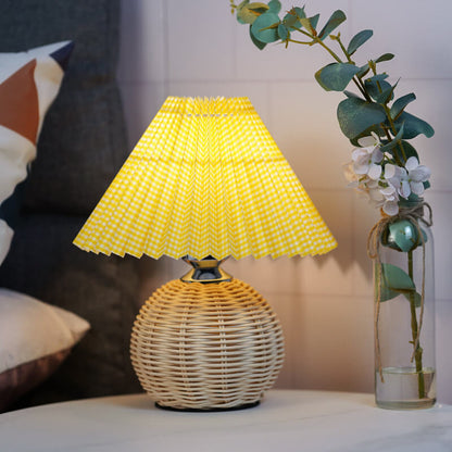Lampe de table plissée en rotin Lighteme