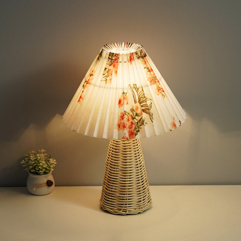 Lampe de table plissée en rotin Lighteme
