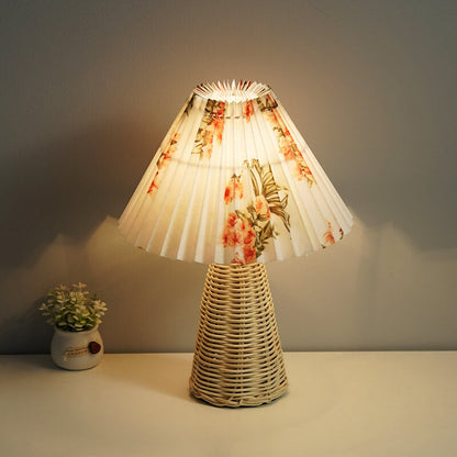 Lampe de table plissée en rotin Lighteme