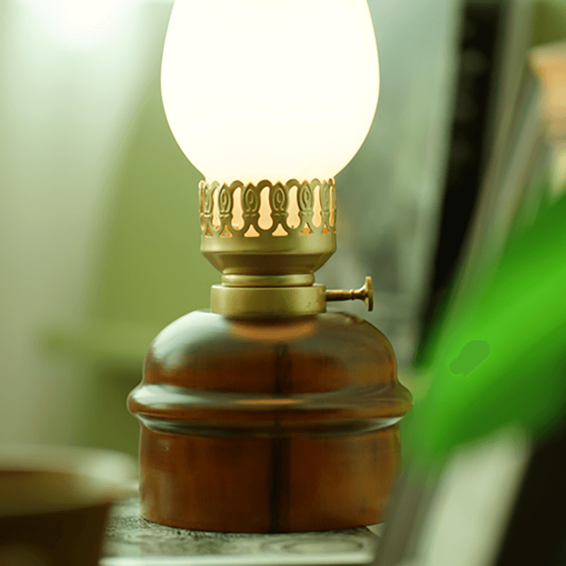 Lampe de table rétro Lighteme en forme de kérosène