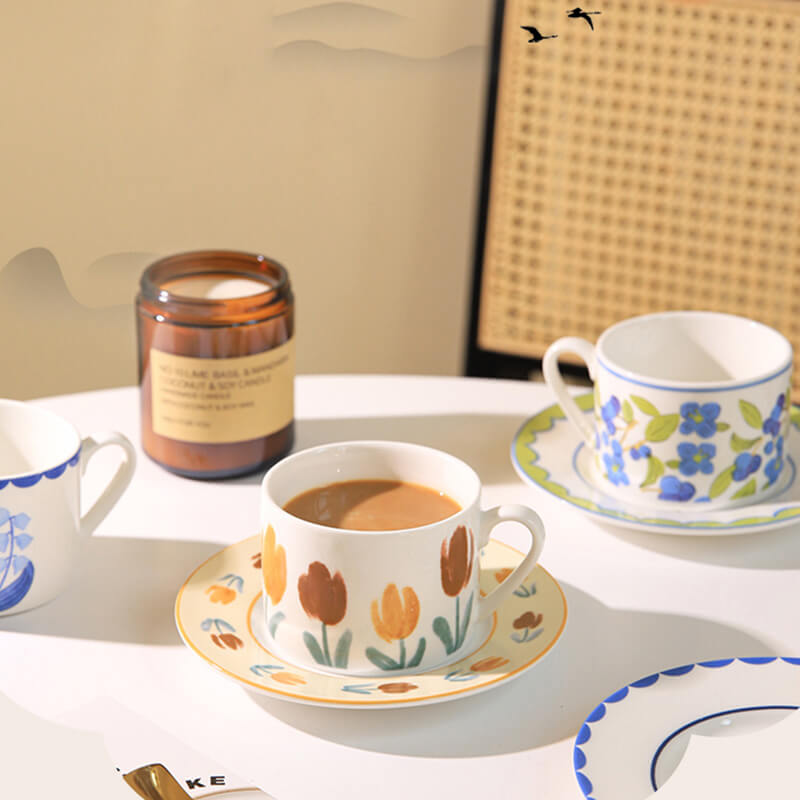 Tasse et soucoupe en céramique à motif floral vintage Lighteme