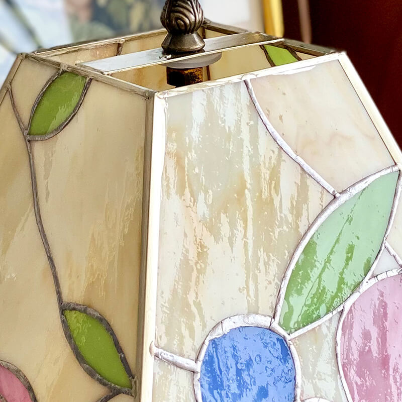 Lighteme Vintage-Tischlampe aus Buntglas