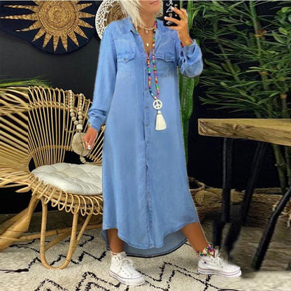 Hellblaues, langes Kleid im Denim-Stil