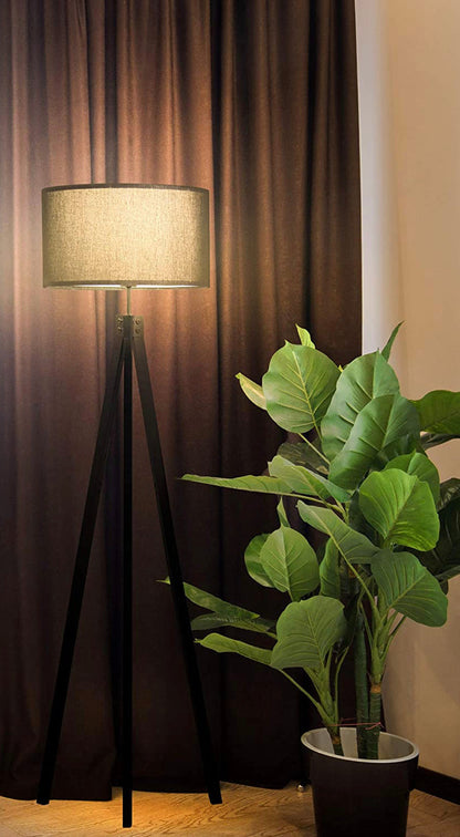 Moderne LED-Stehlampe mit Stativ von Lighteme – dimmbares modernes Licht aus der Mitte des Jahrhunderts für zeitgenössische Wohnzimmer – hohe freistehende Lampe mit Beinen aus Massivholz