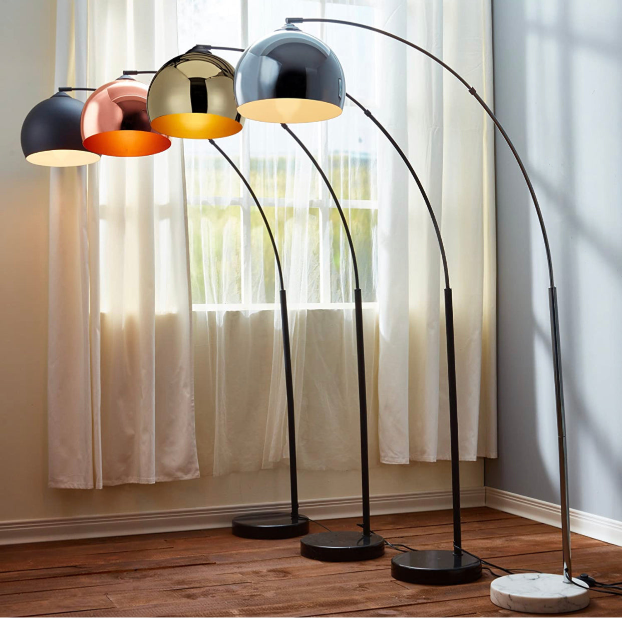 Lighteme Arc-Stehlampe für über der Couch mit kugelförmigem Lampenschirm, passt zu Ihrer Wohnzimmereinrichtung – hohes Stehlicht (4 Farben)